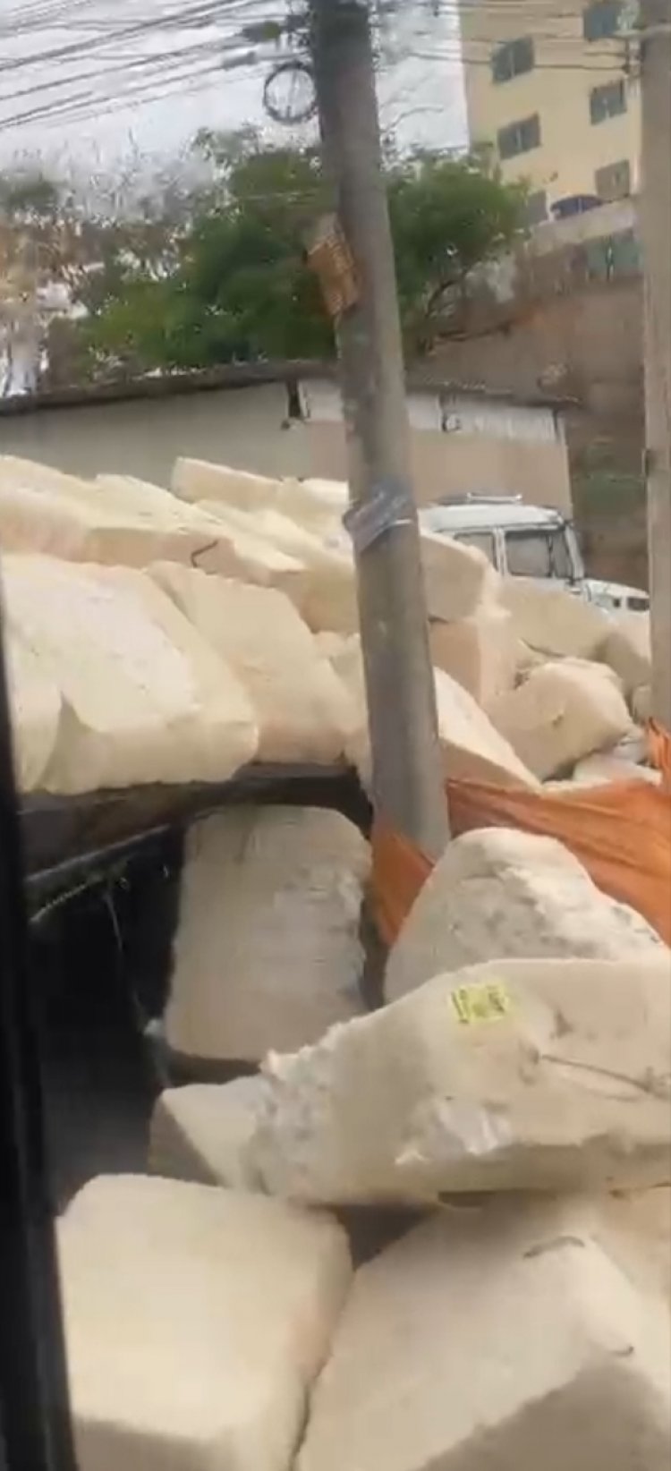 Carreta carregada tomba próximo do cemitério em Santanense