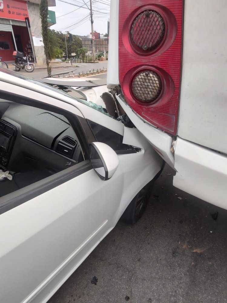 Colisão entre carro e ônibus da Viasul é registrada na rua Silva Jardim