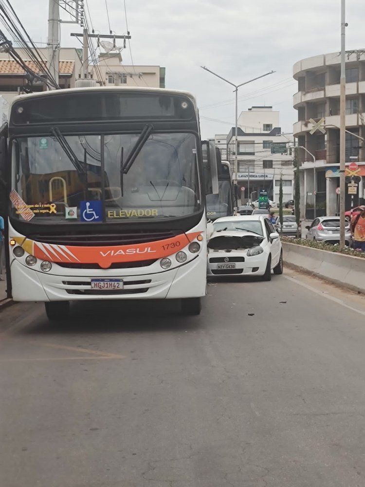 Colisão entre carro e ônibus da Viasul é registrada na rua Silva Jardim