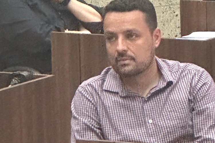 Renúncia e negativa de liberar documento público na Câmara