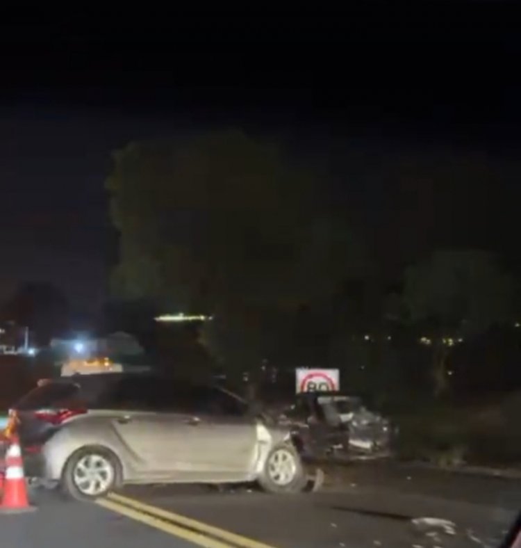 Acidente entre veículos causa congestionamento na MG-050, entre Itaúna e Divinópolis