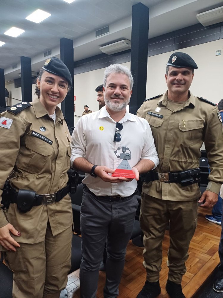 DESTAQUE - Cineasta Guto Aeraphe recebe troféu "Voz e Visão"