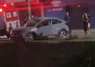 Carro desgovernado atinge árvore na avenida São João