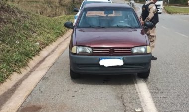 PM apreende carro de suspeitos de tentativa de assalto em Itaúna; suspeita é de adulteração de placa