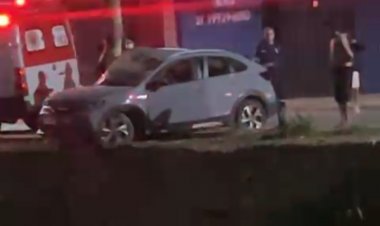 Carro desgovernado atinge árvore na avenida São João