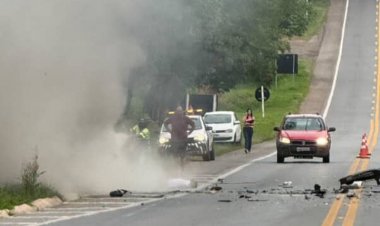 Acidente grave na MG-050 com colisão próximo a Belgo, em Itaúna, deixa veículo em chamas