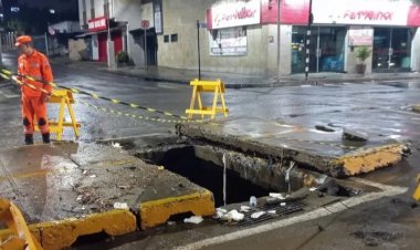 Bombeiros retiram motorista preso na enxurrada da Av. Jove Soares