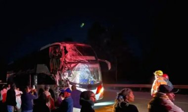 Ônibus com 52 passageiros atinge carreta parada na BR-381