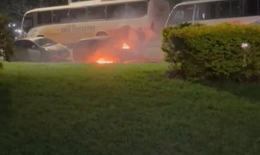 Carro pega fogo dentro da Universidade de Itaúna