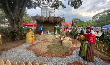 É NATAL! - Luzes acesas e a Praça  da Matriz se transforma