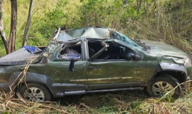 Acidente fatal na MG-431 em Itaúna, na região de Carneiros. Motorista é jogado pra fora do veículo após capotamento
