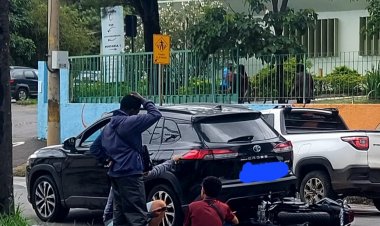 Motociclista bate em carro parado no semáforo da avenida Manoel da Custódia