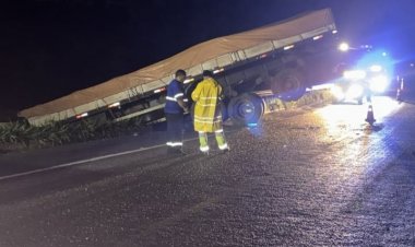 Carreta com ferragens cai em barranco próximo a Itaúna na MG-050