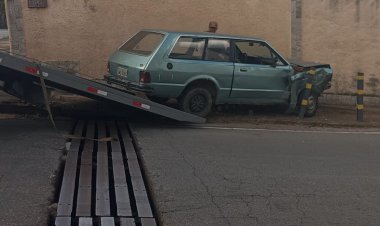 Carro desgovernado causa acidente no Morro do Sol