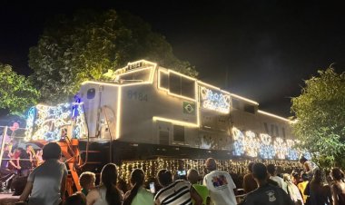 MINEIRIDADE - Papai Noel chega de trem e ganha doce de leite