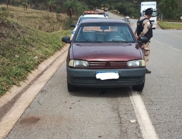 PM apreende carro de suspeitos de tentativa de assalto em Itaúna; suspeita é de adulteração de placa