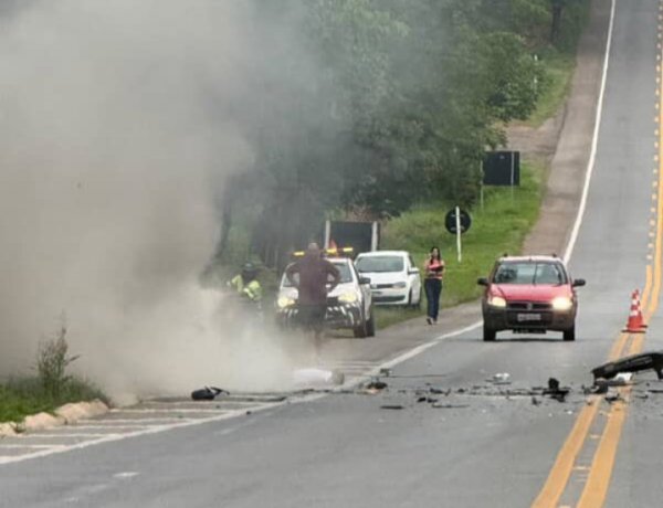 Acidente grave na MG-050 com colisão próximo a Belgo, em Itaúna, deixa veículo em chamas