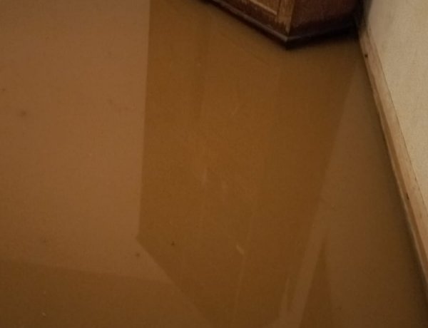 Ruas viram rios no bairro Vila Vilaça, chuva invade casas e causa prejuízos