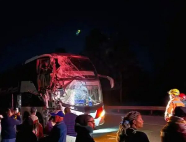 Ônibus com 52 passageiros atinge carreta parada na BR-381