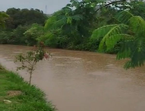 Devido às fortes chuvas, rio São João já atingiu o limite máximo do seu leite