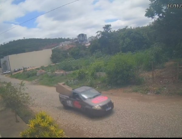 Descarte irregular de sofá gera indignação no Bairro JK