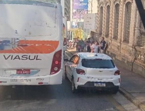 Carro Estacionado em ponto de ônibus na rua Silva Jardim gera transtornos no Centro da cidade