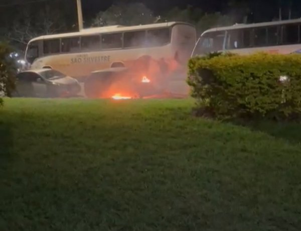 Carro pega fogo dentro da Universidade de Itaúna