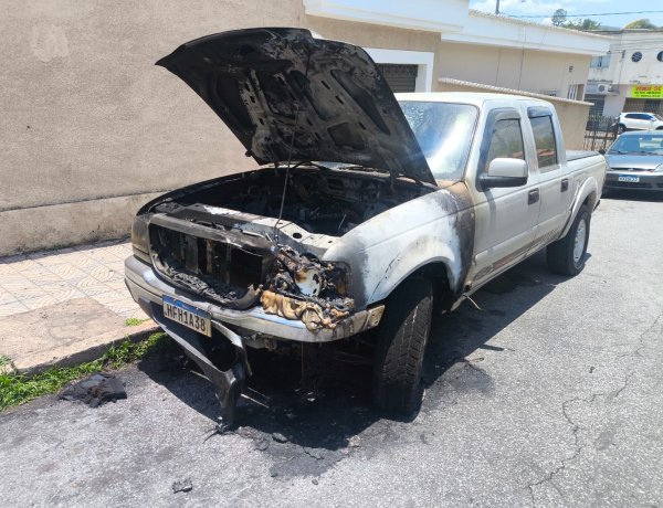 Incêndio em caminhonete mobiliza bombeiros em Santanense