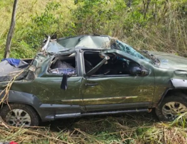 Acidente fatal na MG-431 em Itaúna, na região de Carneiros. Motorista é jogado pra fora do veículo após capotamento