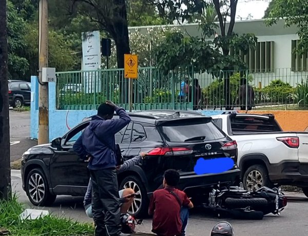 Motociclista bate em carro parado no semáforo da avenida Manoel da Custódia