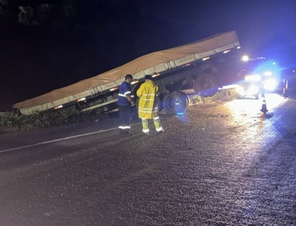 Carreta com ferragens cai em barranco próximo a Itaúna na MG-050