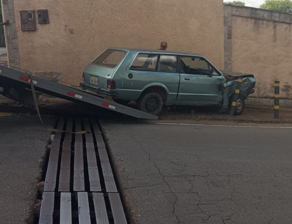 Carro desgovernado causa acidente no Morro do Sol