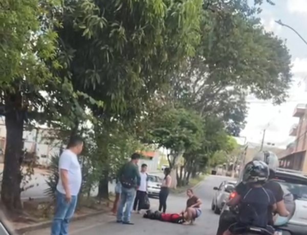 Acidente entre carro e moto no Residencial Santanense