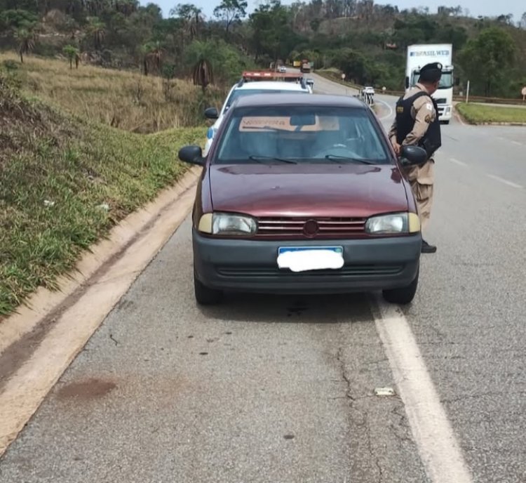 PM apreende carro de suspeitos de tentativa de assalto em Itaúna; suspeita é de adulteração de placa