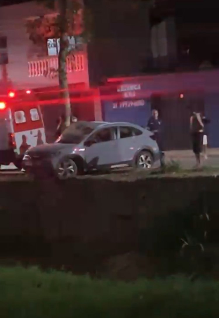 Carro desgovernado atinge árvore na avenida São João