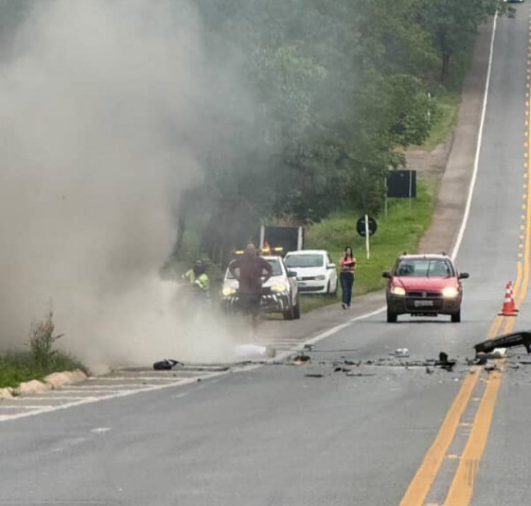 Acidente grave na MG-050 com colisão próximo a Belgo, em Itaúna, deixa veículo em chamas