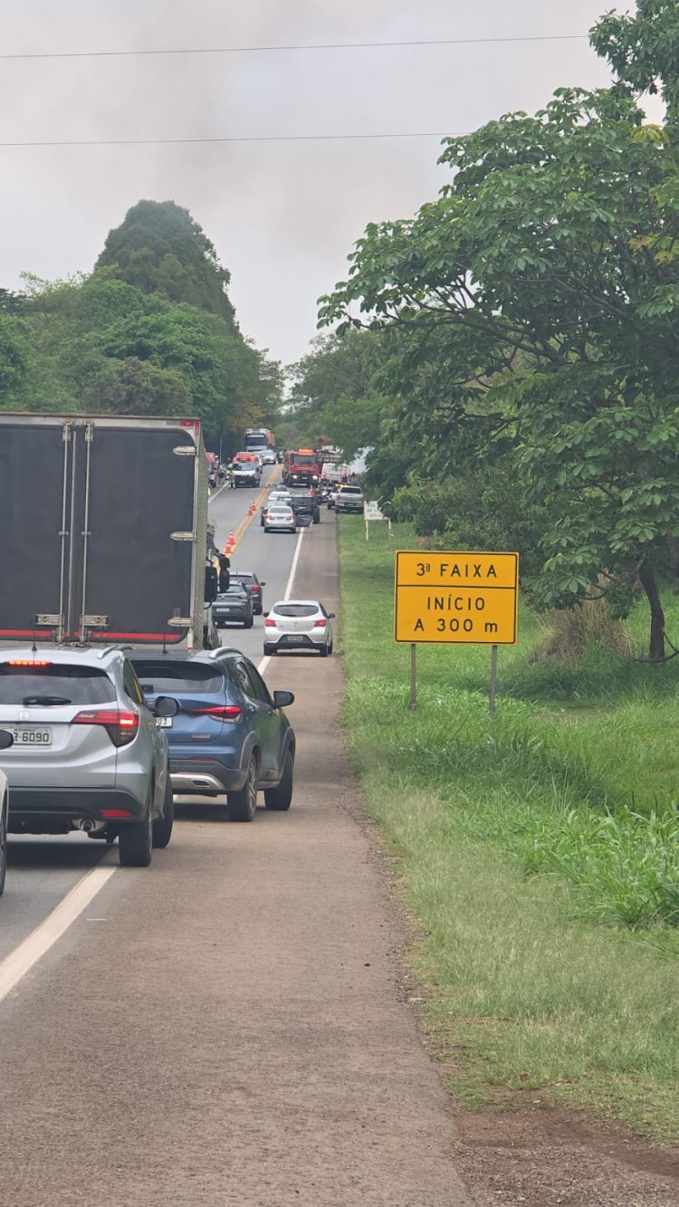 Acidente grave na MG-050 com colisão próximo a Belgo, em Itaúna, deixa veículo em chamas