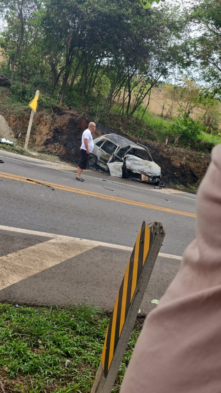 Acidente grave na MG-050 com colisão próximo a Belgo, em Itaúna, deixa veículo em chamas