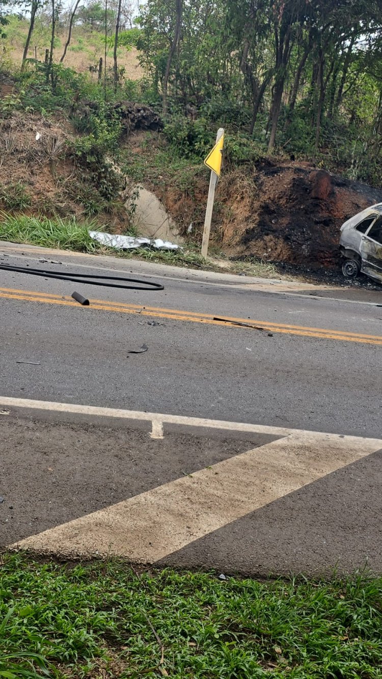 Acidente grave na MG-050 com colisão próximo a Belgo, em Itaúna, deixa veículo em chamas