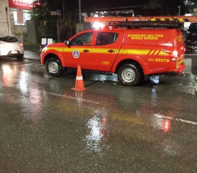 Bombeiros retiram motorista preso na enxurrada da Av. Jove Soares