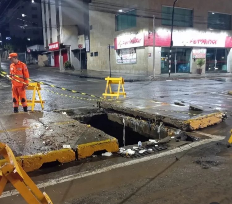 Bombeiros retiram motorista preso na enxurrada da Av. Jove Soares