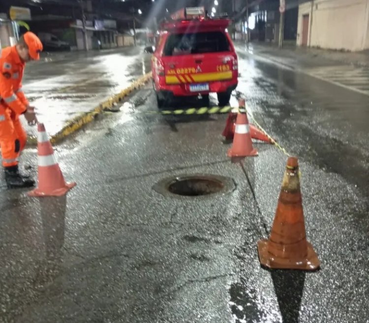 Bombeiros retiram motorista preso na enxurrada da Av. Jove Soares
