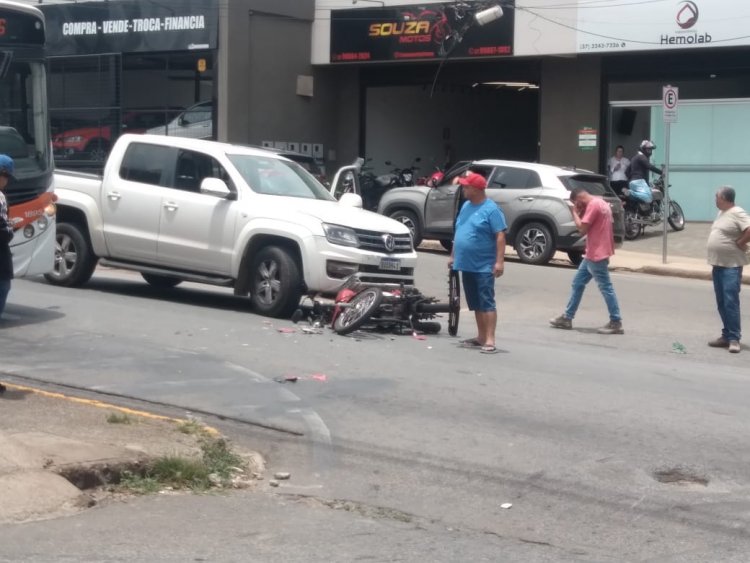 Camionete e moto colidem na avenida Manoel da Custódia