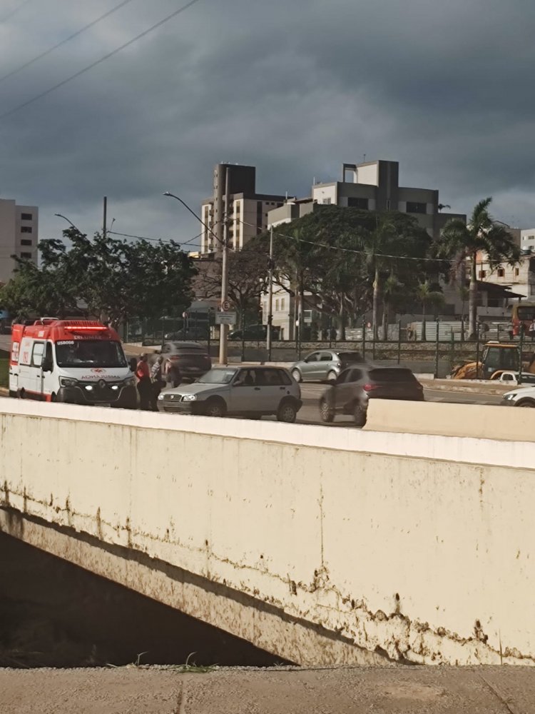 Colisão entre carro e moto na Jove Soares deixa motociclista ferido