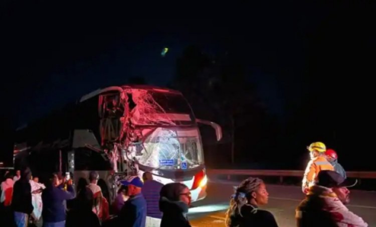 Ônibus com 52 passageiros atinge carreta parada na BR-381