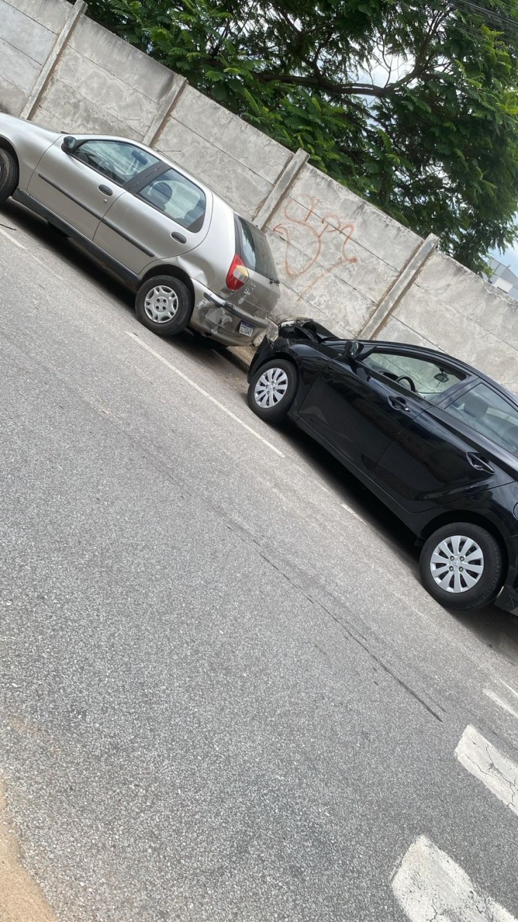 Falha no semáforo causa acidente triplo no centro de Itaúna