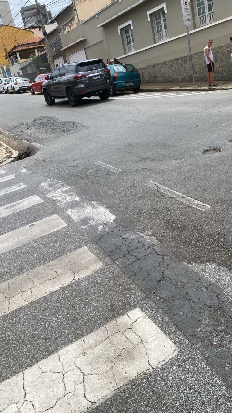 Falha no semáforo causa acidente triplo no centro de Itaúna