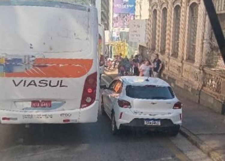 Carro Estacionado em ponto de ônibus na rua Silva Jardim gera transtornos no Centro da cidade