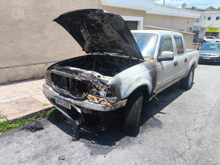 Incêndio em caminhonete mobiliza bombeiros em Santanense