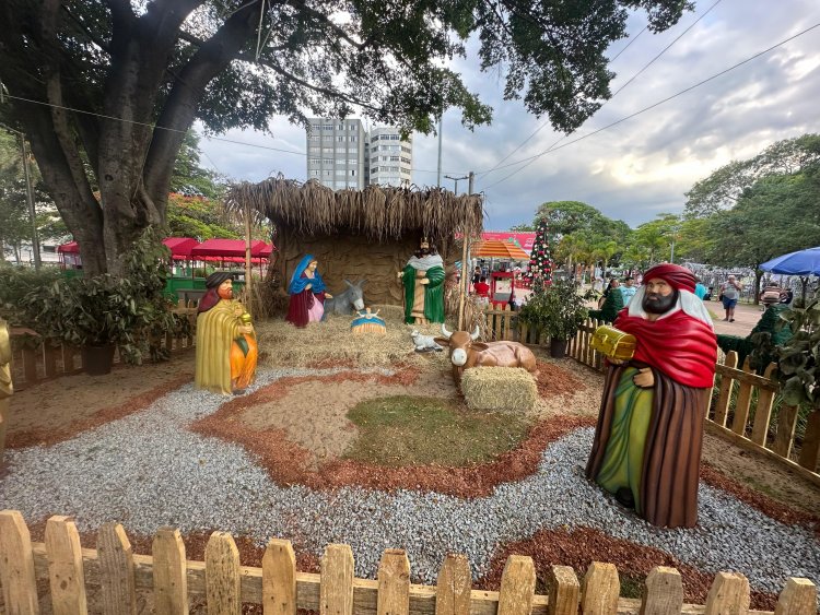 É NATAL! - Luzes acesas e a Praça  da Matriz se transforma